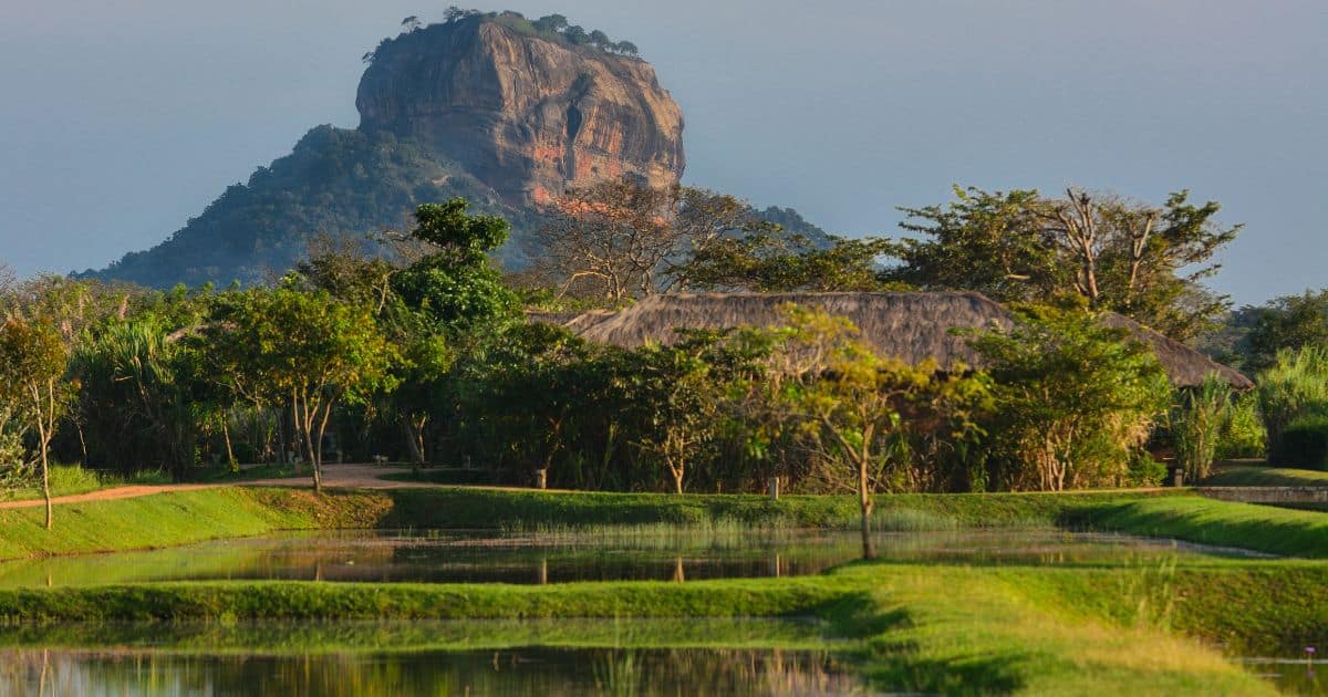 Skalní pevnost Sigiriya nad krajinou