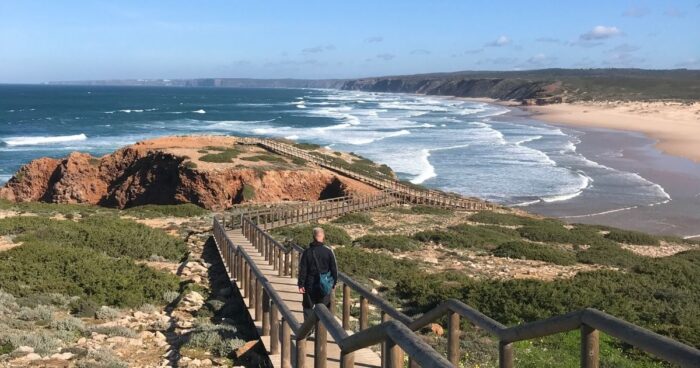 Praia da Bordeira u Carrapateiry s dunami a širokou písečnou pláží