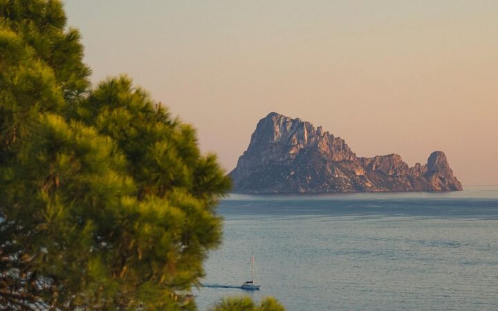 Es Vedra Ibiza: honnan látszik és miért zárták le a kilátót