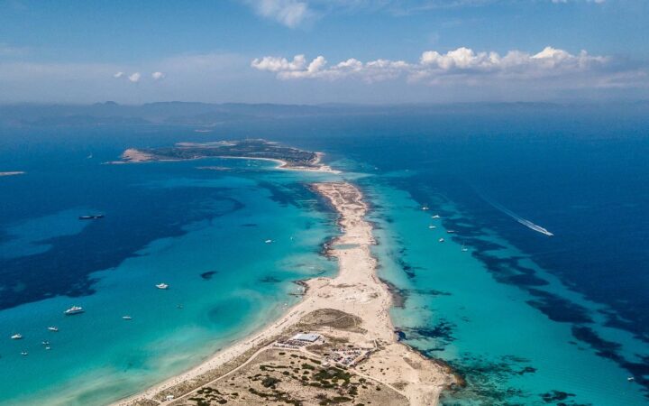 Weekend na Ibizie: plan na 3 dni, ceny i imprezy