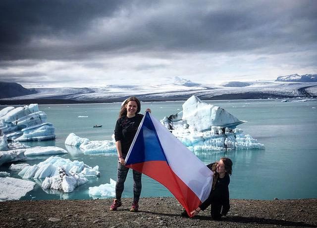 Ledovcová laguna na Islandu s českou vlajkou