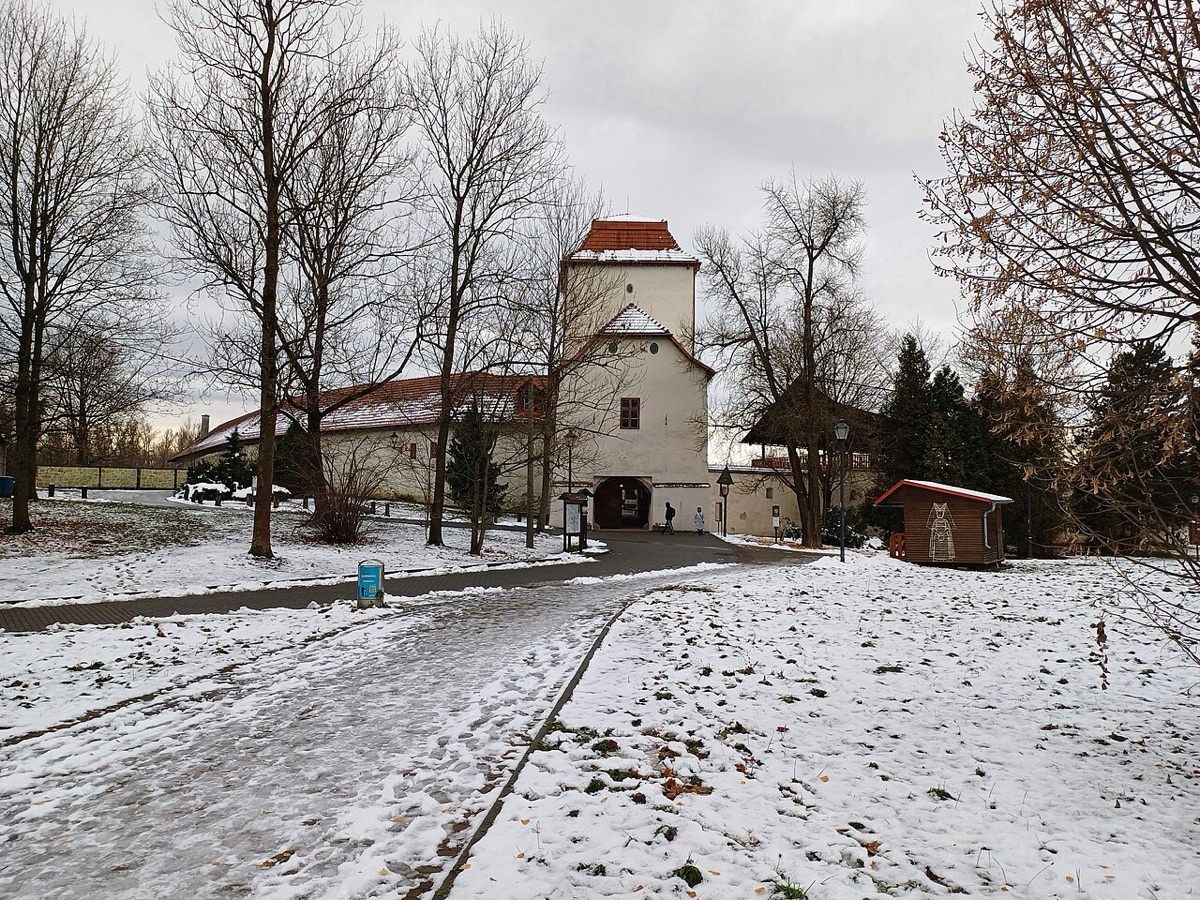 Slezskoostravský hrad v Ostravě s hradbami a věží