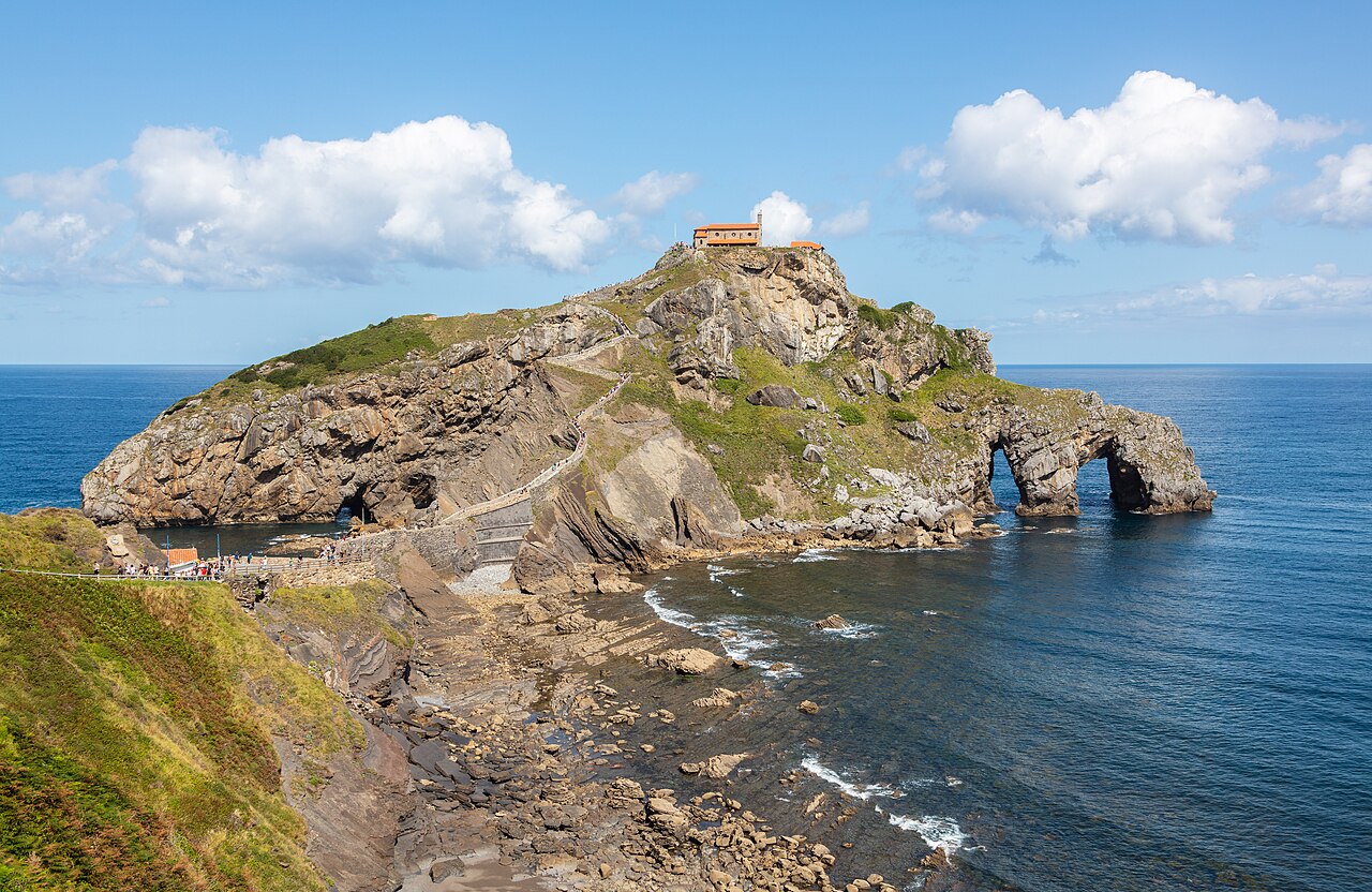 Wysepka San Juan de Gaztelugatxe z pustelnią i kamiennym mostem