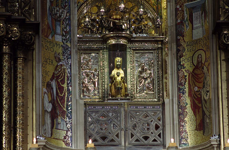 A montserrati Fekete Madonna, a La Moreneta aranyozott fülkében a bazilika főoltára fölött