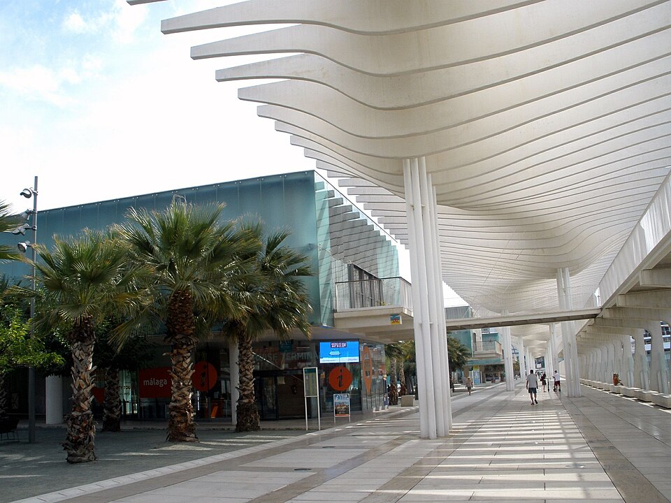 Hafenpromenade Muelle Uno in Málaga mit weißem Sonnensegel und Palmen