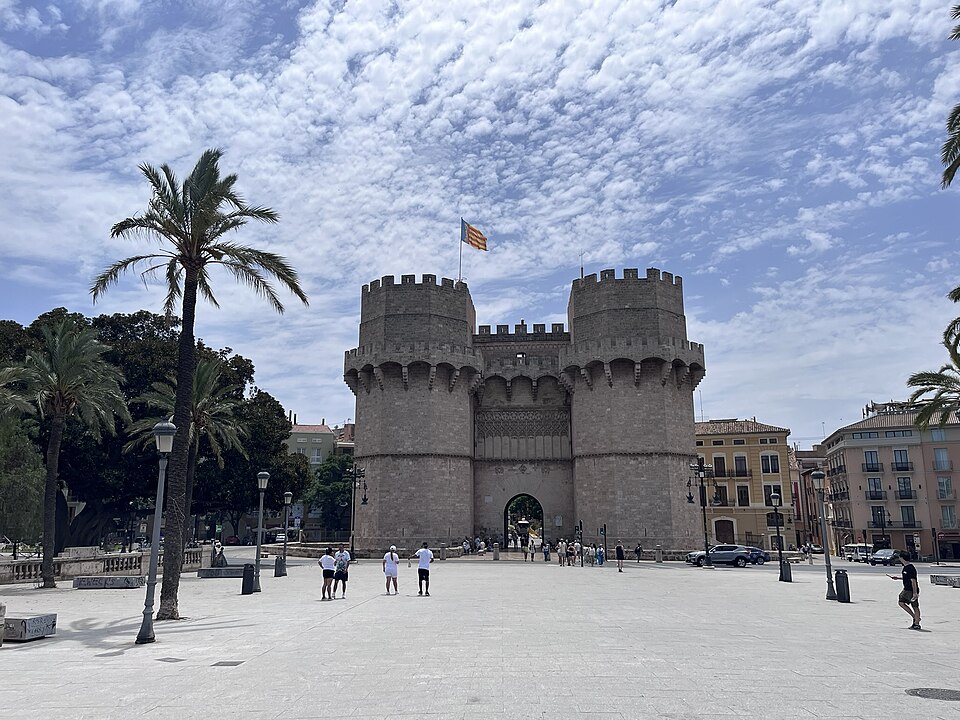 Torres de Serranos, gotická městská brána se dvěma věžemi na okraji historického centra Valencie