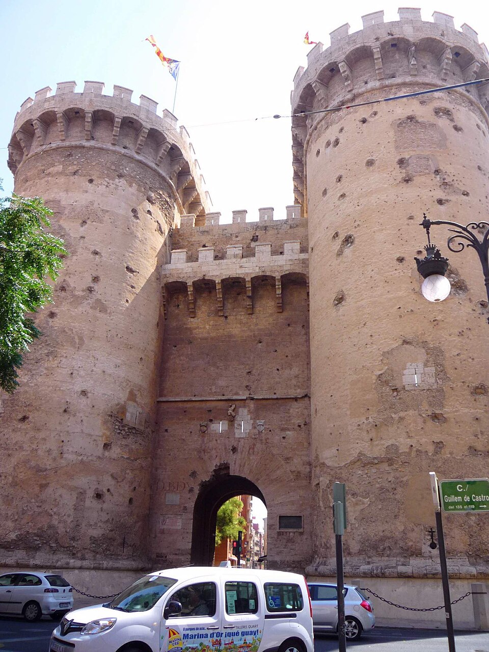 Torres de Quart ve Valencii, dvě válcové kamenné věže západní městské brány
