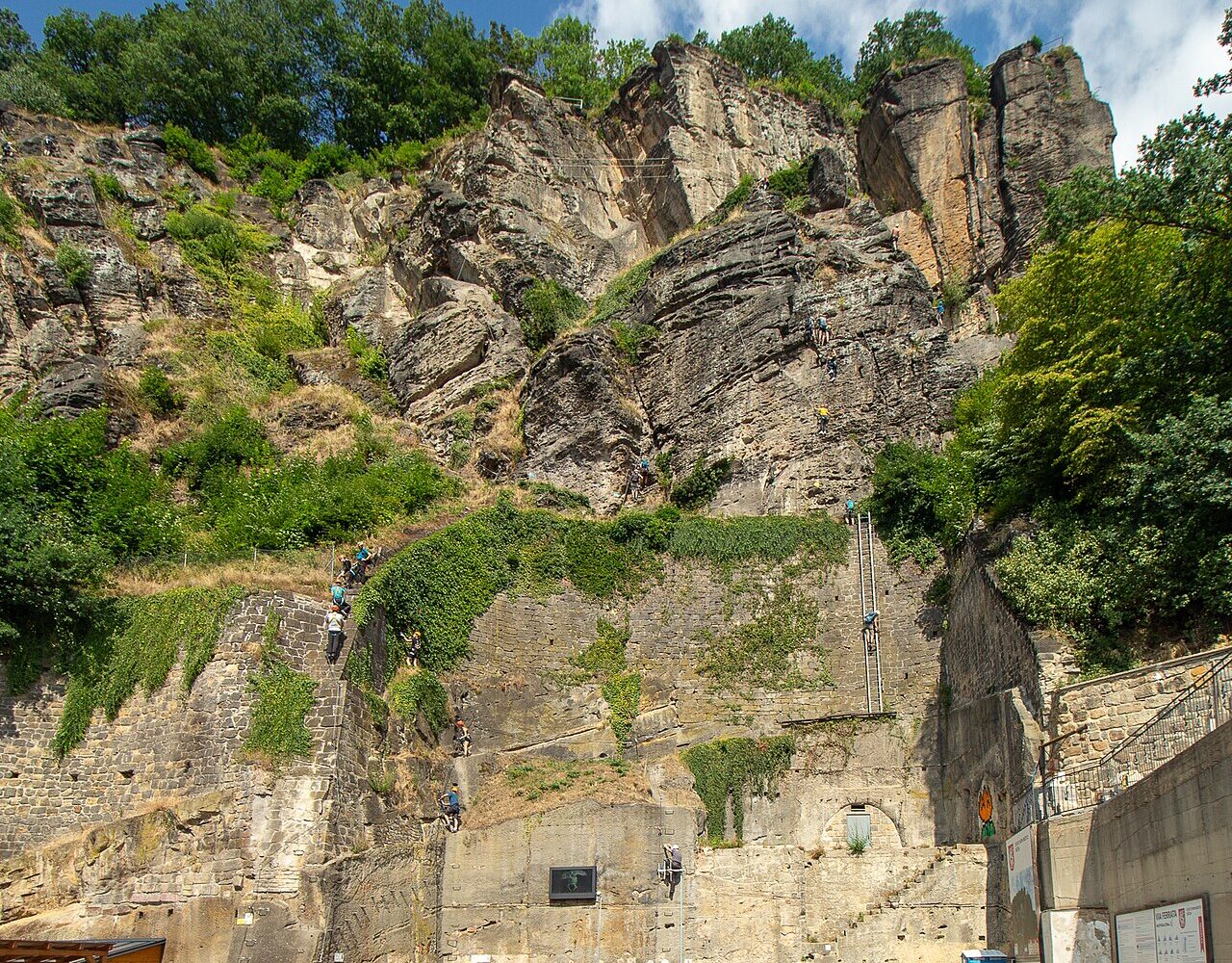 Via ferrata na Pastýřské stěně v Děčíně s lezci na skále