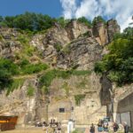 Via ferrata na Pastýřské stěně v Děčíně s lezci na skále