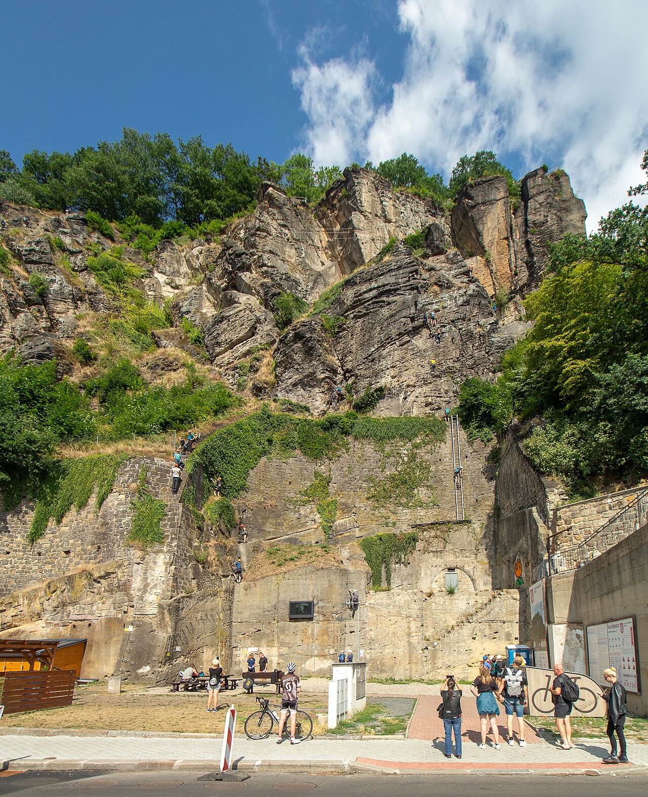 Via ferrata na Pastýřskiej stěnie w Děčínie ze wspinaczami na skale