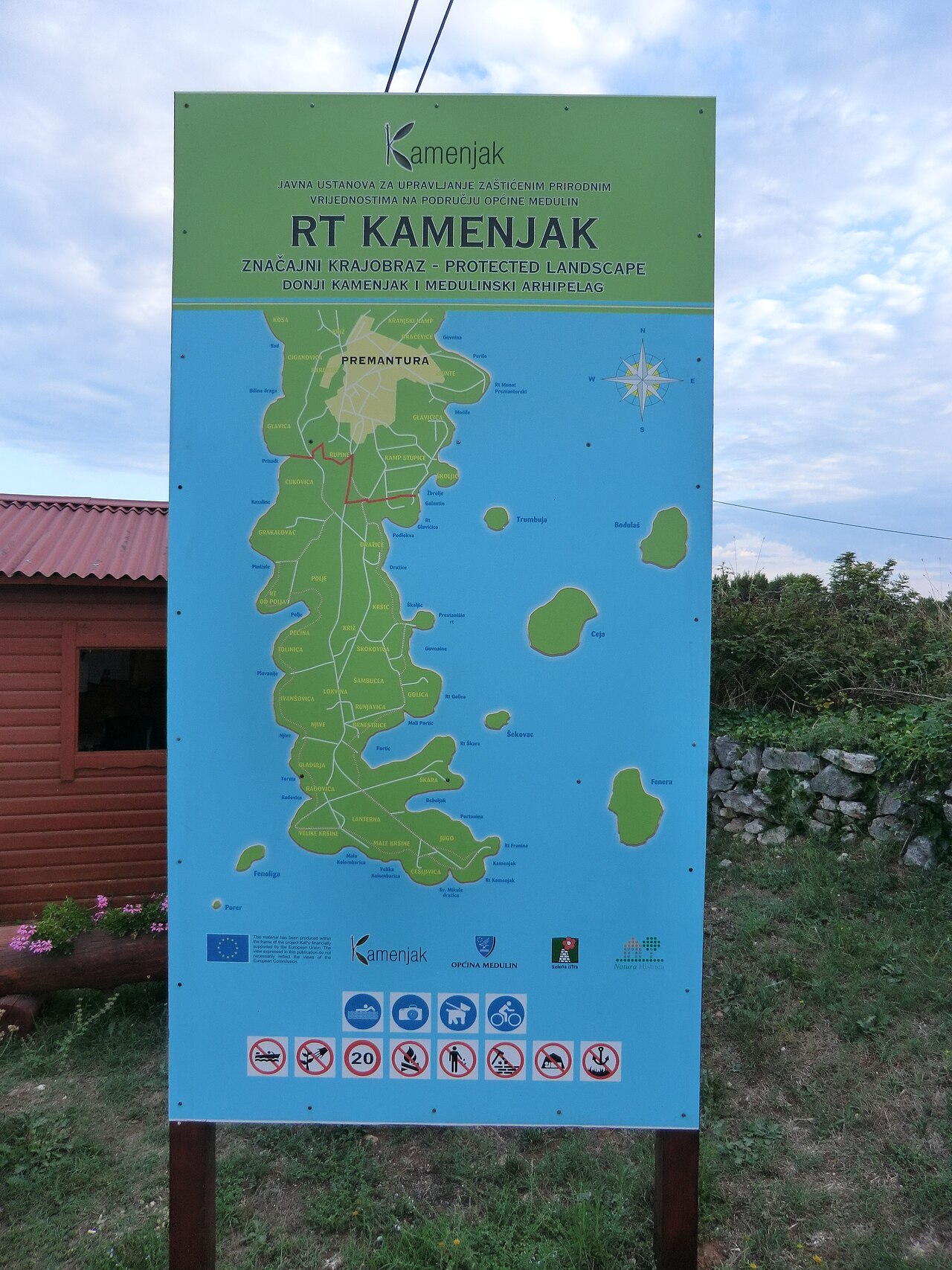 Informační tabule s mapou chráněné krajinné oblasti Rt Kamenjak
