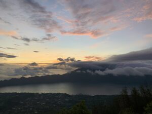 Východ slunce nad sopkou Batur a jezerem na Bali