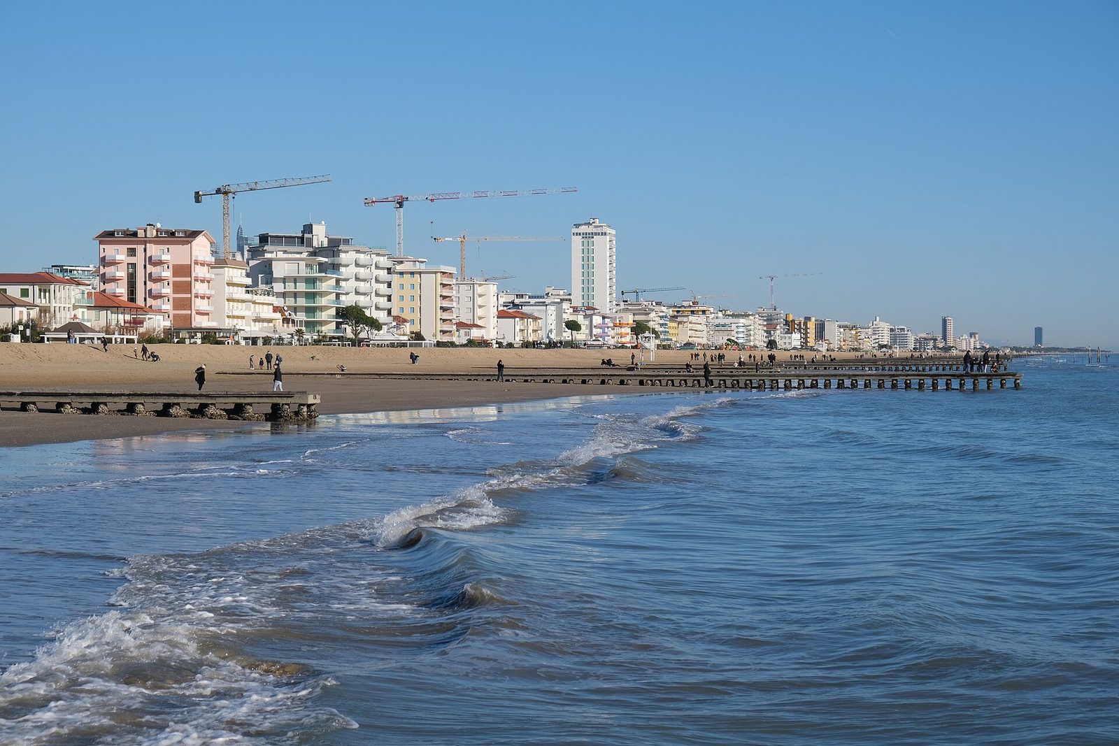 Pláž v Lido di Jesolo v Benátsku s letoviskem v pozadí