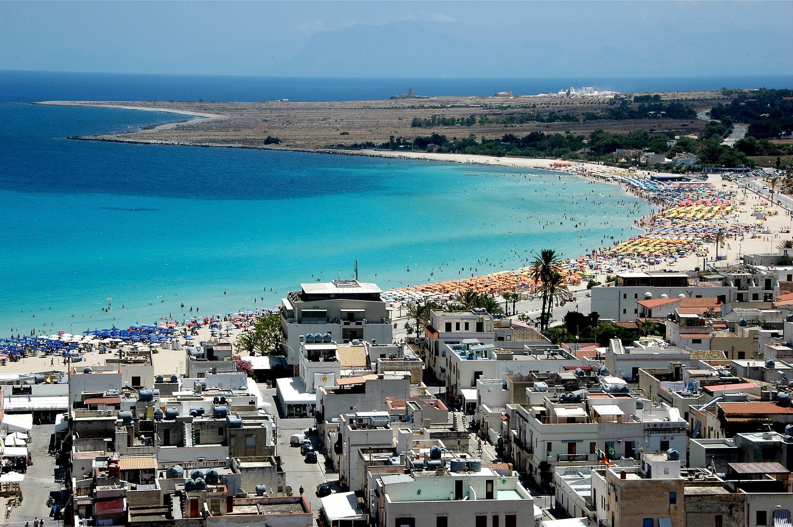Záliv a tyrkysové moře u San Vito Lo Capo na Sicílii