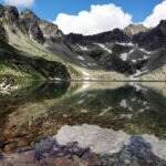 Průzračné horské pleso pod skalními štíty Vysokých Tater