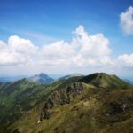 Hřeben Malé Fatry v létě, v pozadí špičatý vrchol Velkého Rozsutce