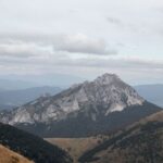Skalnatý pyramidový vrchol Velkého Rozsutce nad zalesněnými svahy Malé Fatry