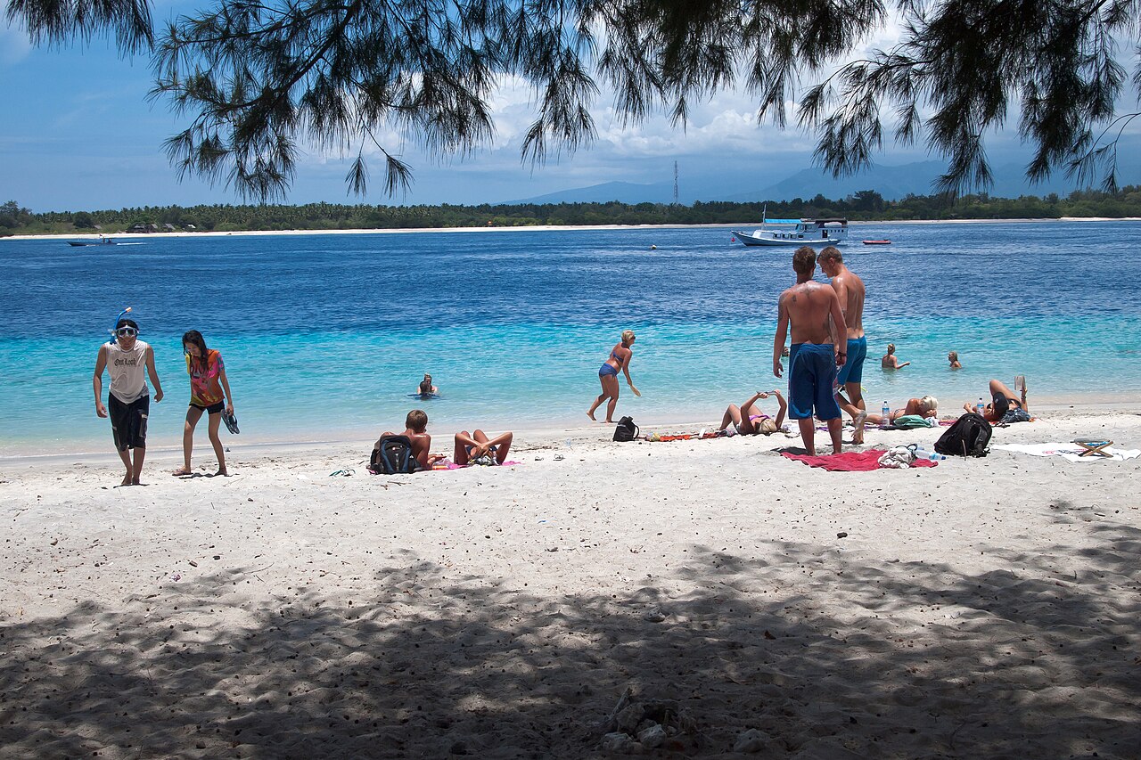Pláž na Gili Trawangan s lidmi u vody
