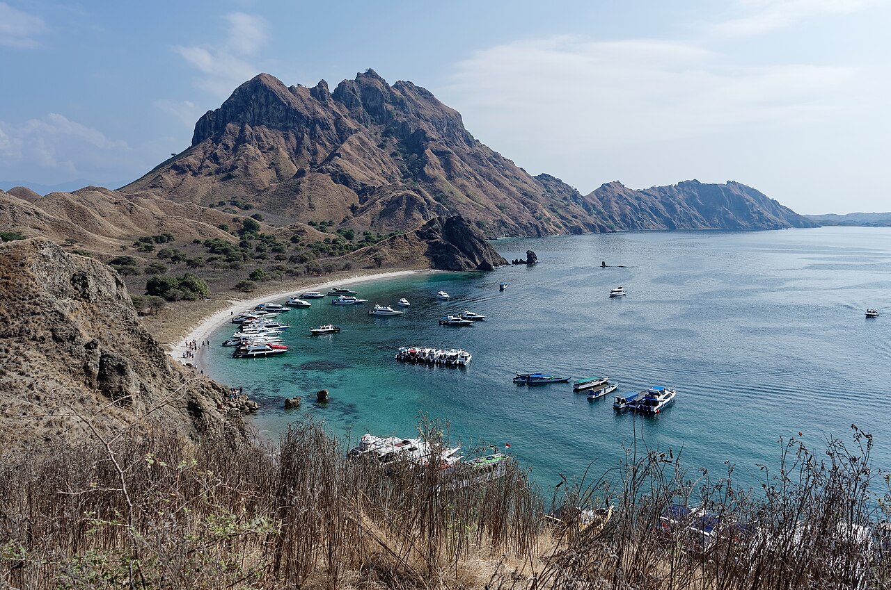 Zátoka s lodí u ostrova Padar v národním parku Komodo