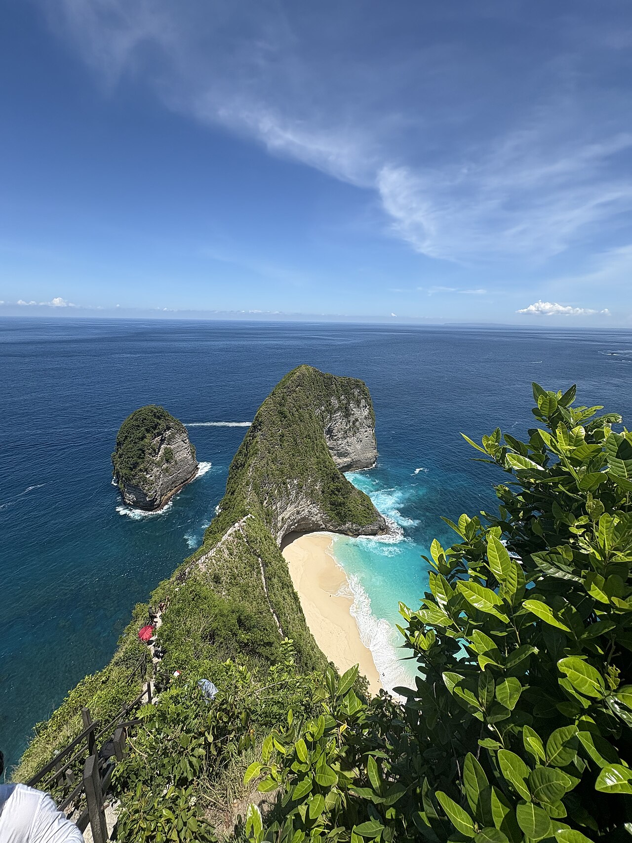 Kelingking Beach na Nusa Penidě, útes ve tvaru dinosauří hlavy nad tyrkysovou zátokou