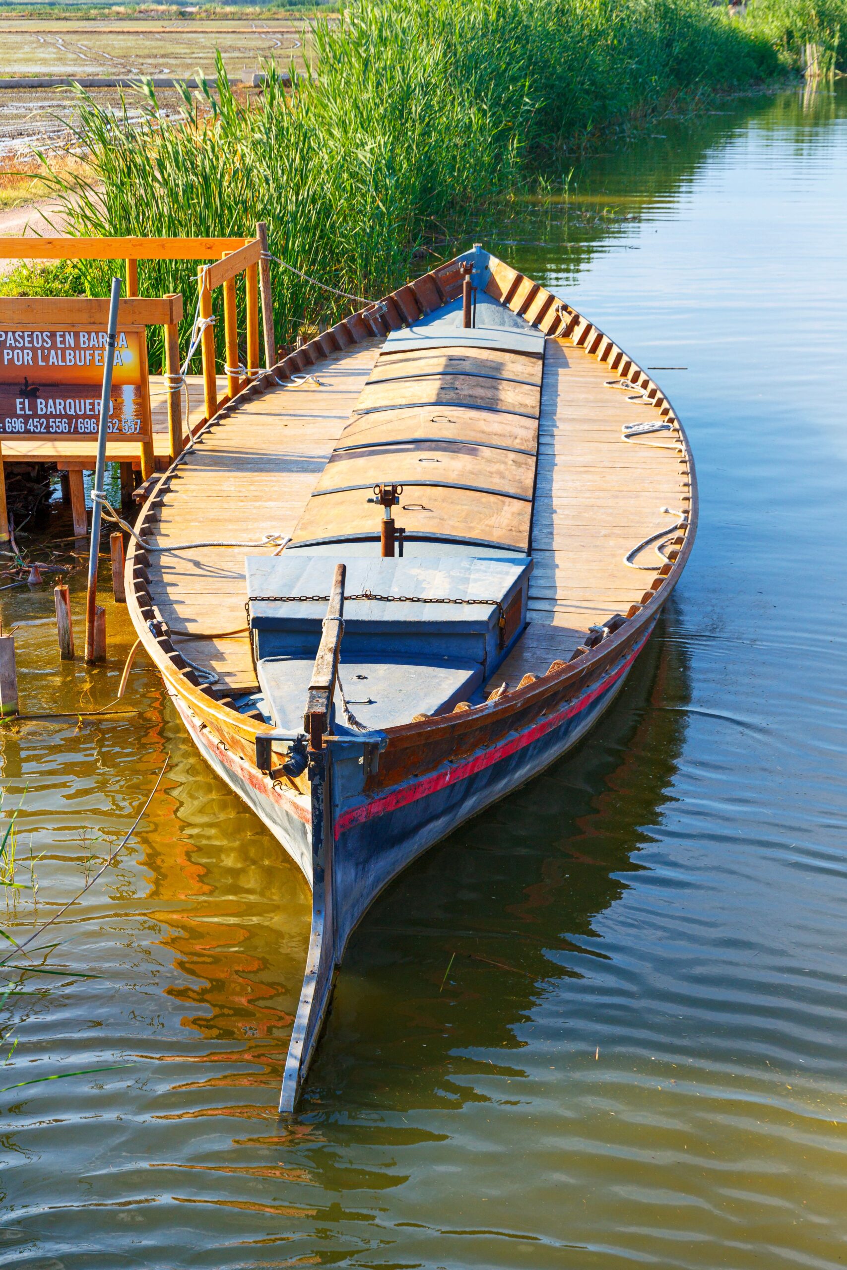 Tradičná drevená loďka pri móle na lagúne Albufera pri Valencii