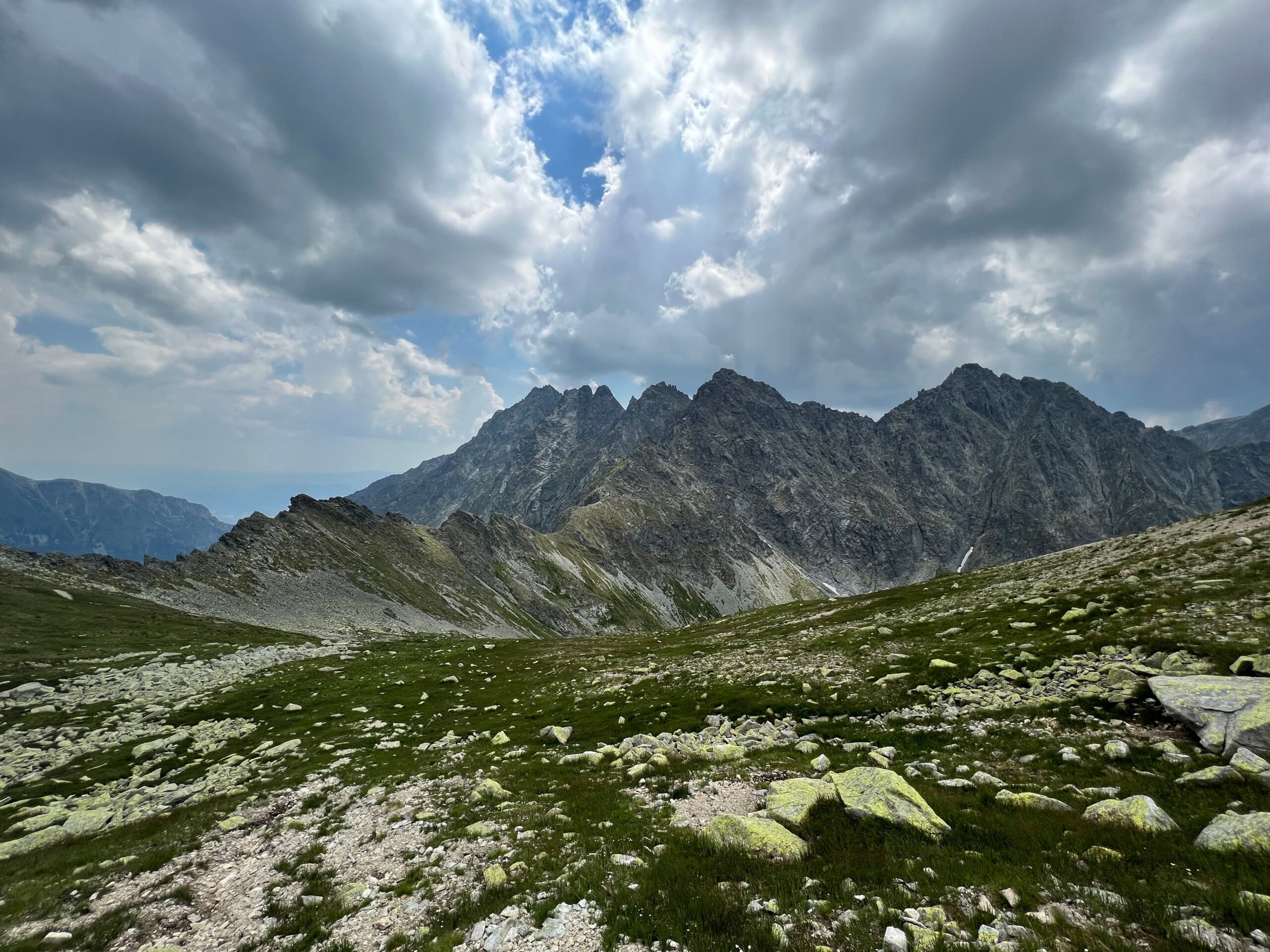 Holý horský hřeben na Slovensku pod zataženou oblohou