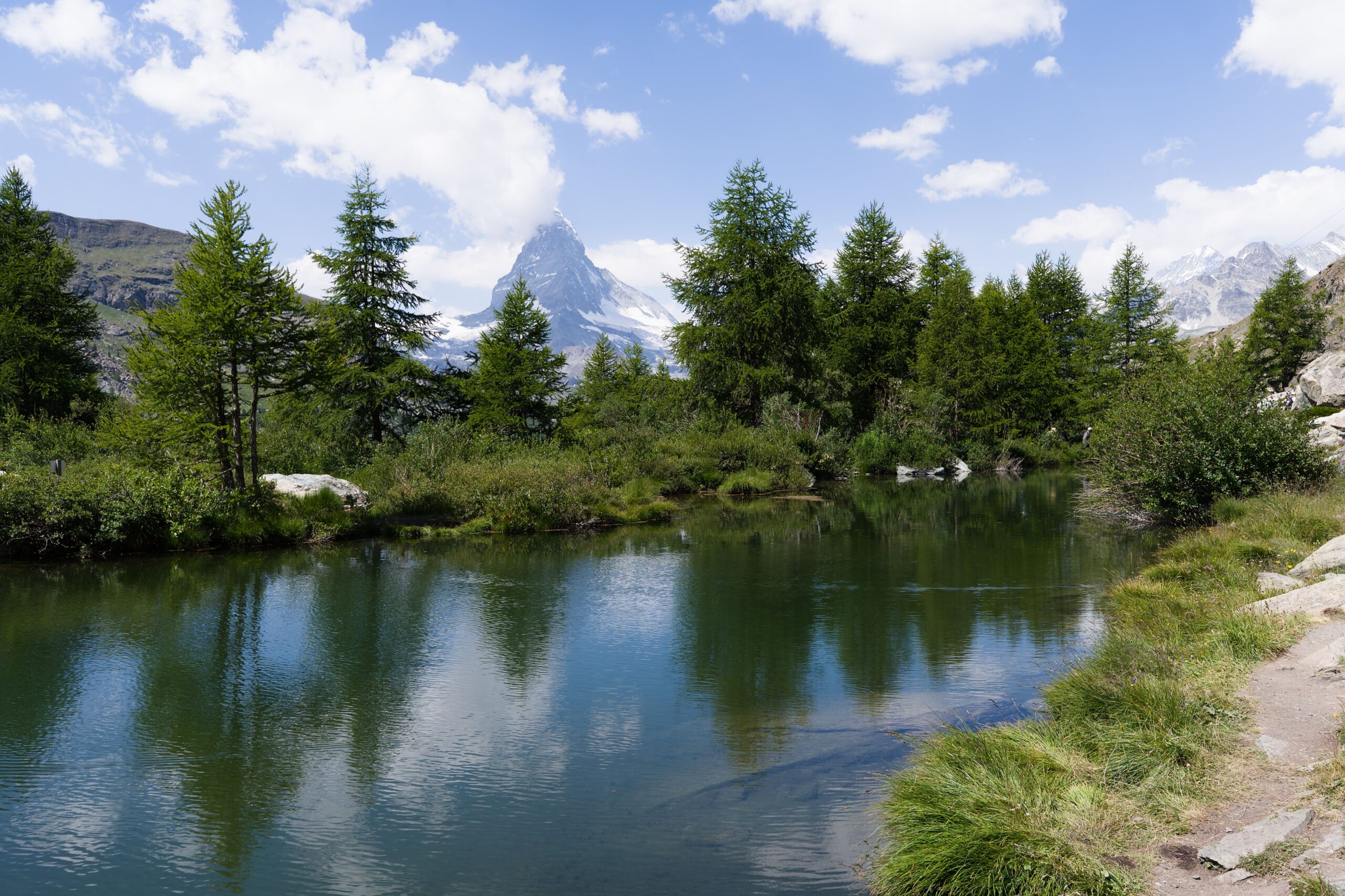 Matterhorn zrcadlící se v horském jezeře