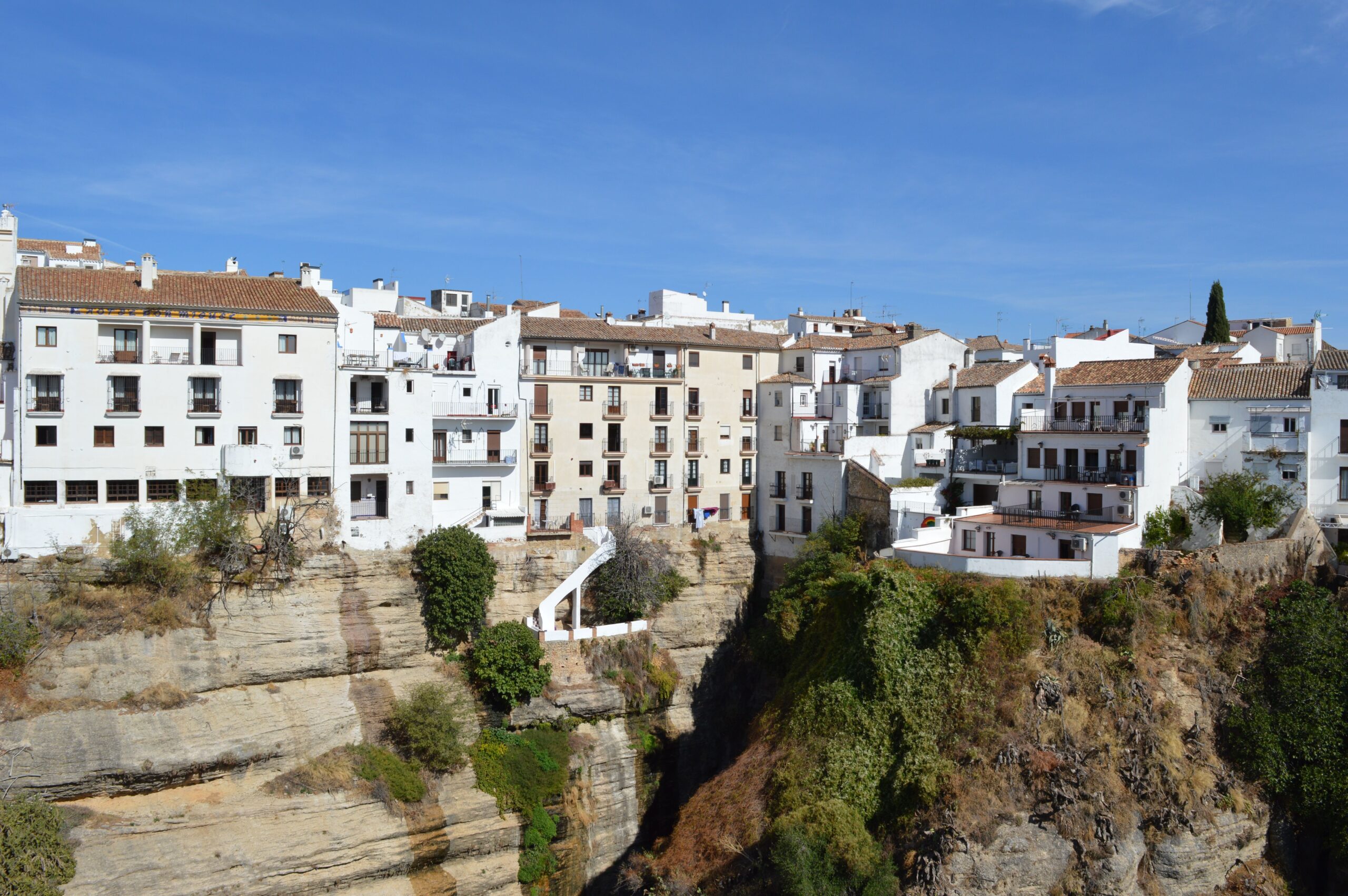 Weiße Häuser von Ronda am Rand der Felsklippe in der andalusischen Landschaft