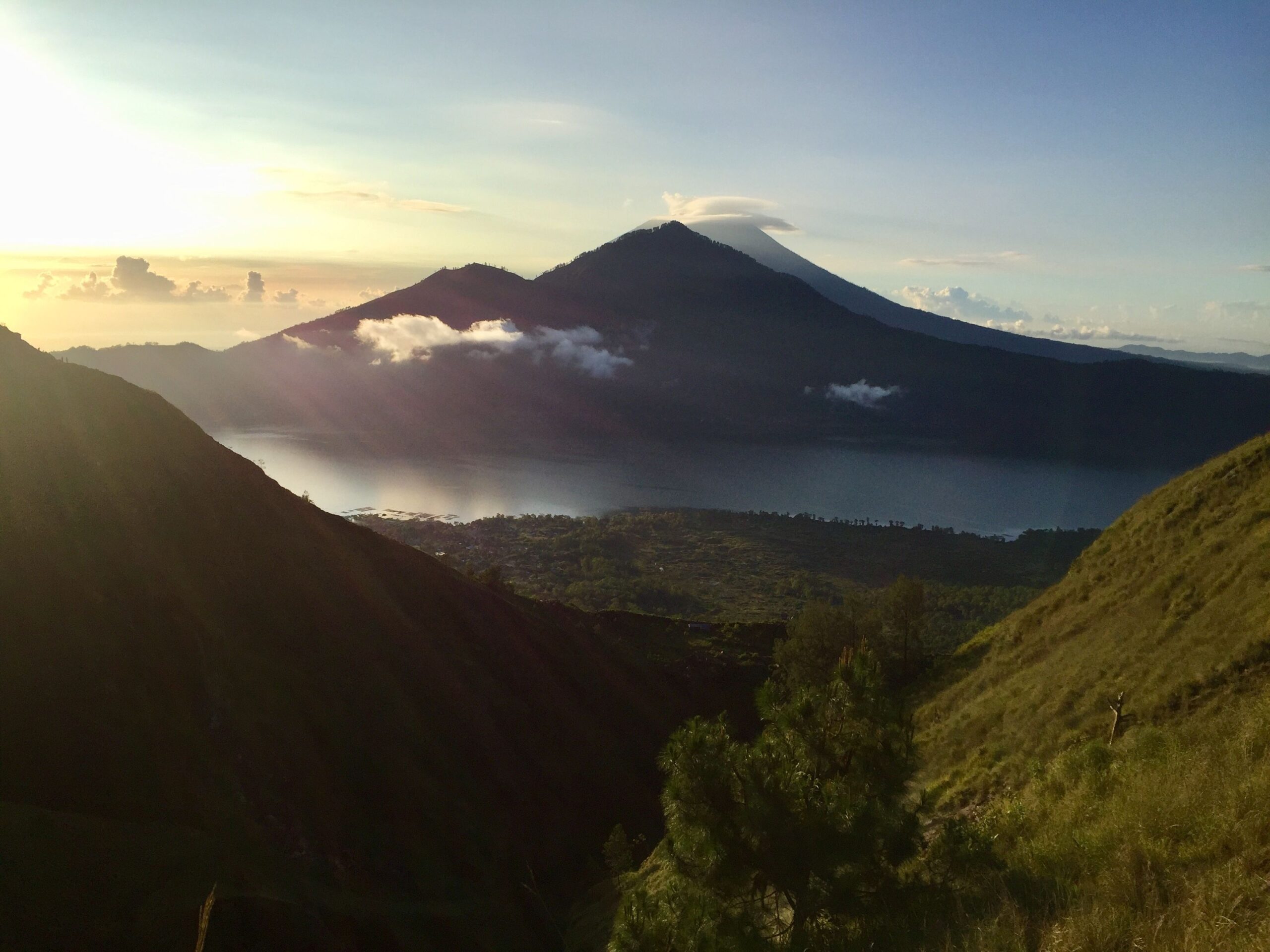 Krajina kolem Mount Batur v Kintamani na Bali za svítání