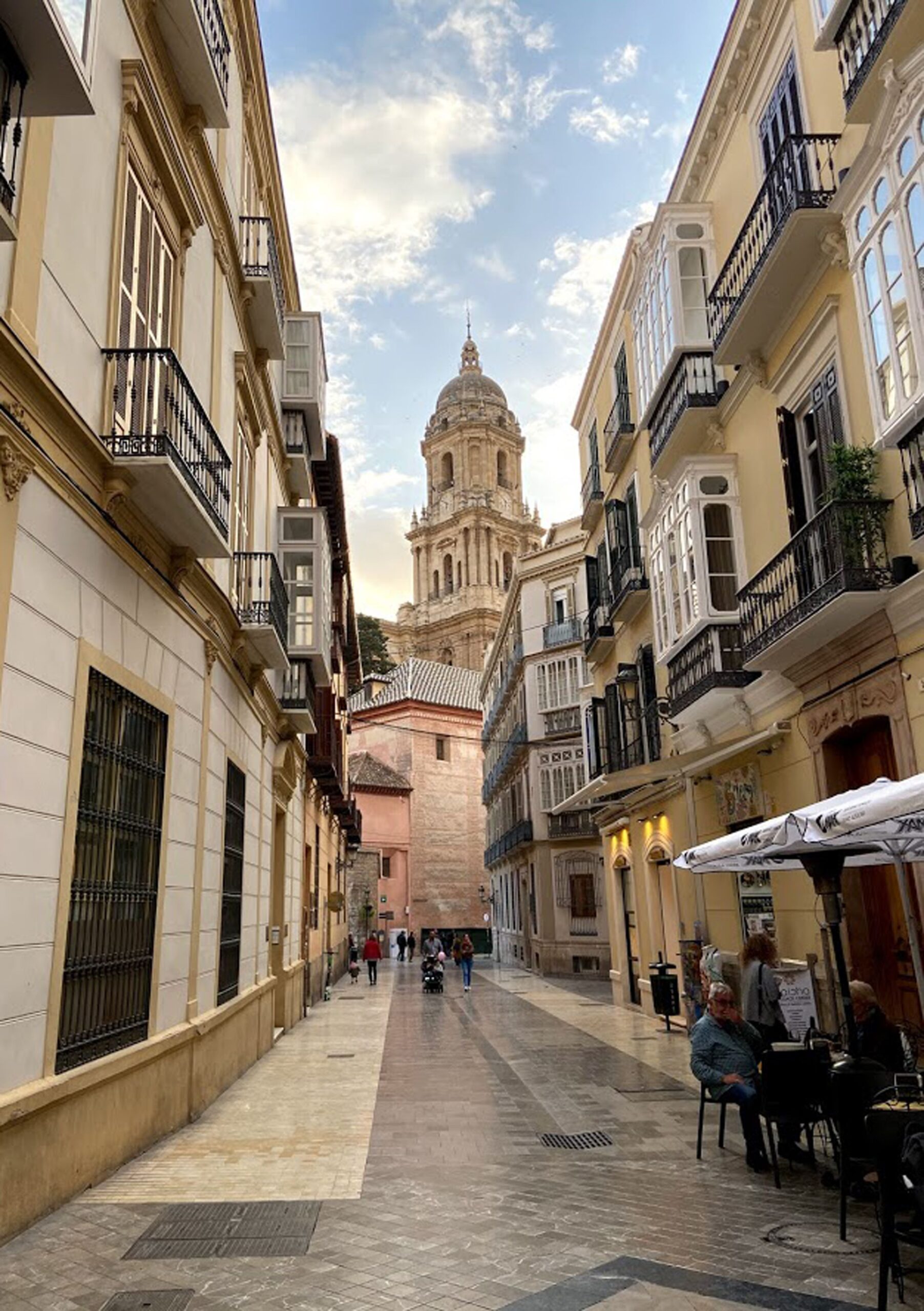 Enge Gasse in der Altstadt von Málaga mit dem Turm der Kathedrale im Hintergrund