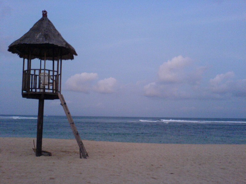 Wieża ratownika na białej plaży w Nusa Dua na Bali