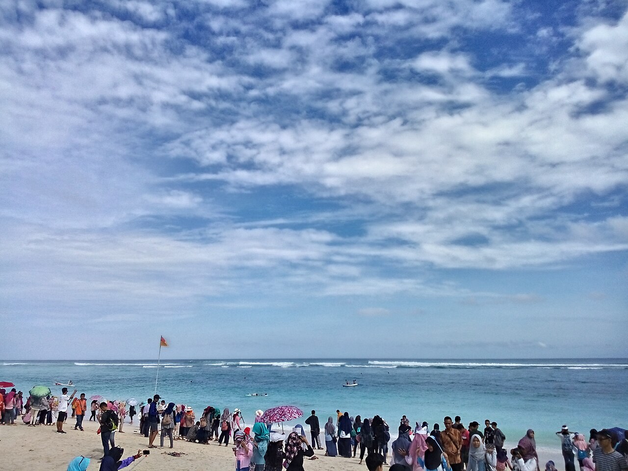 Plaża Pandawa na Bali pełna odwiedzających