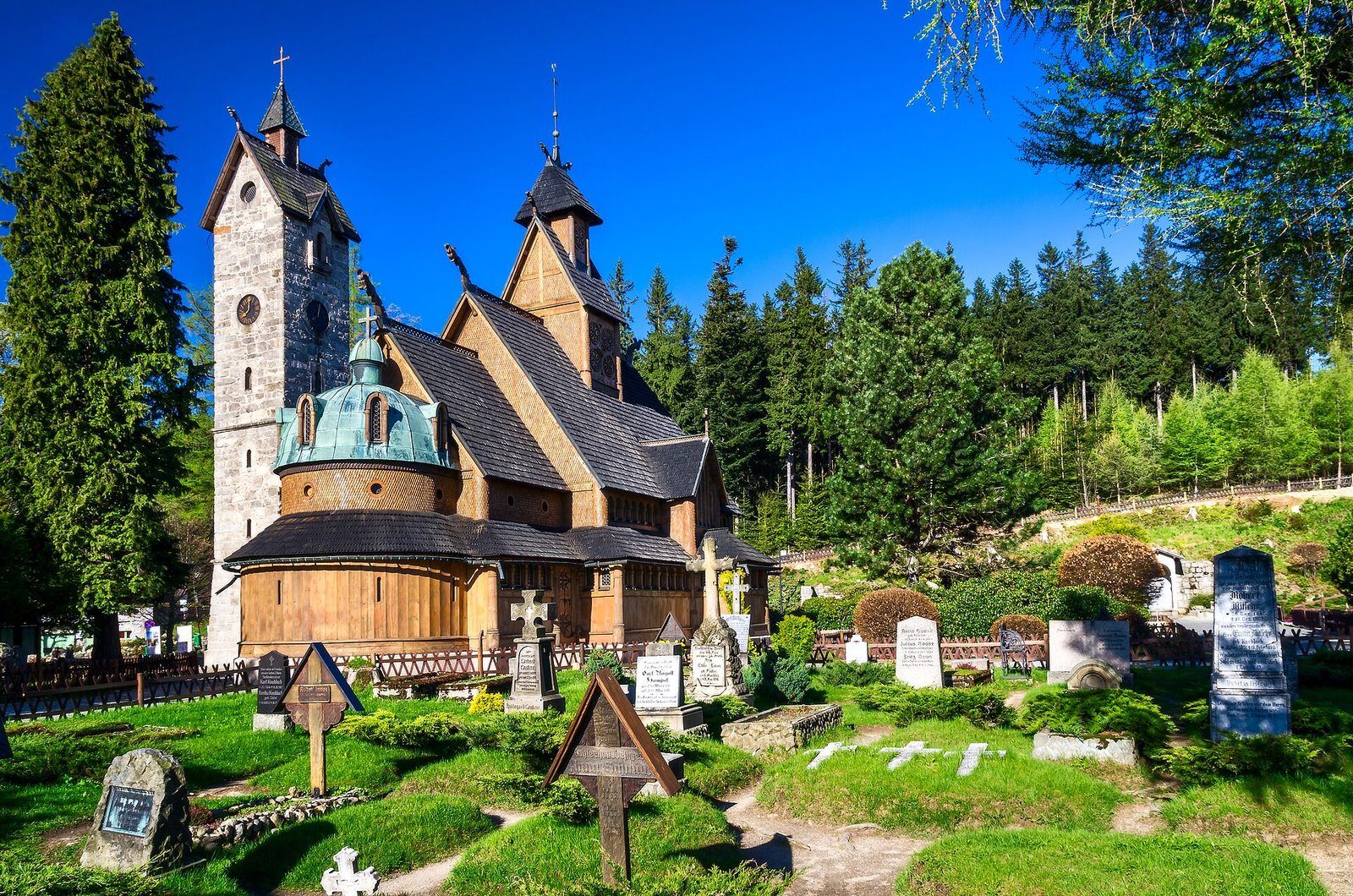 The wooden Wang church in Karpacz with its graveyard