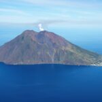 Ostrov a sopka Stromboli s kouřícím vrcholem