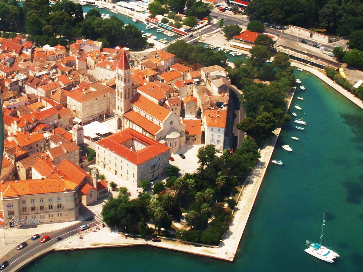 Letecký pohled na historické jádro Trogiru na ostrůvku s věží katedrály svatého Vavřince