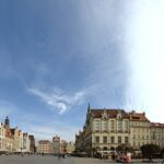 Vratislavský Rynek s gotickou radnicí a měšťanskými domy pod modrou oblohou