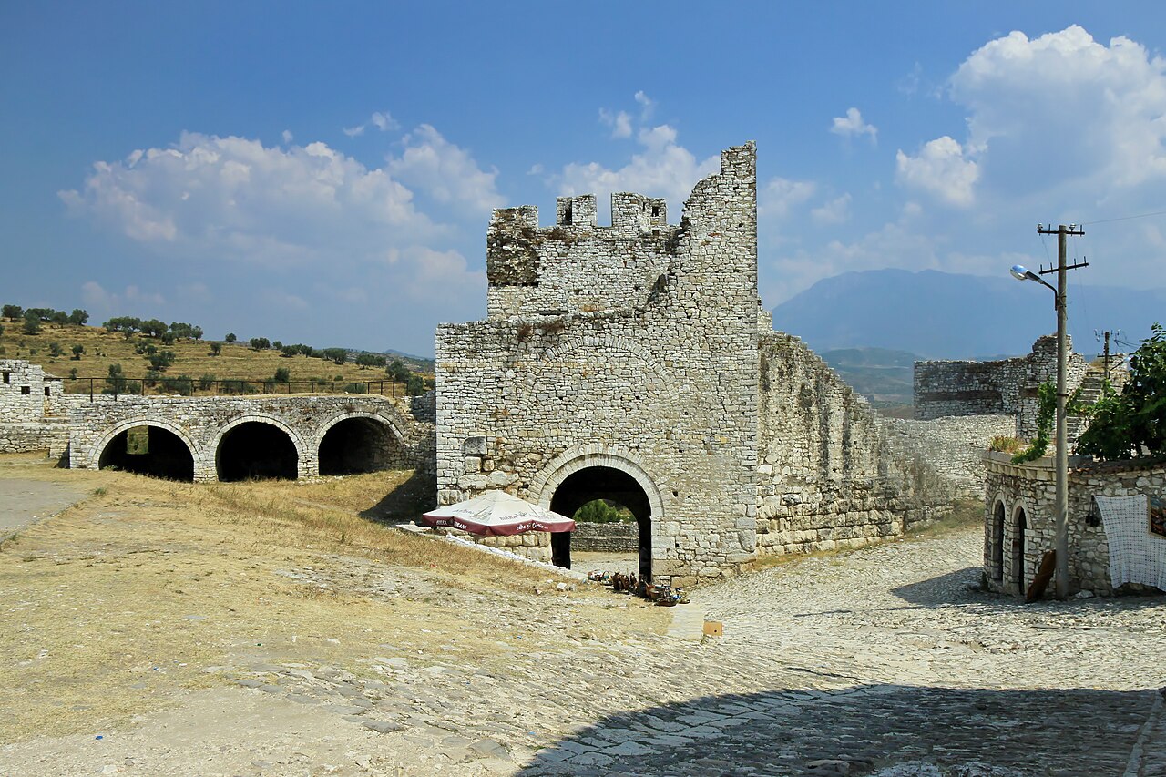 Beratský hrad v Albánii, obydlená pevnost zapsaná na seznamu UNESCO