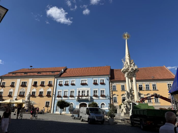 Mikulovské námestie s meštianskymi domami a podlubiami