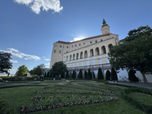 Zámok Mikulov, posedenie na terase