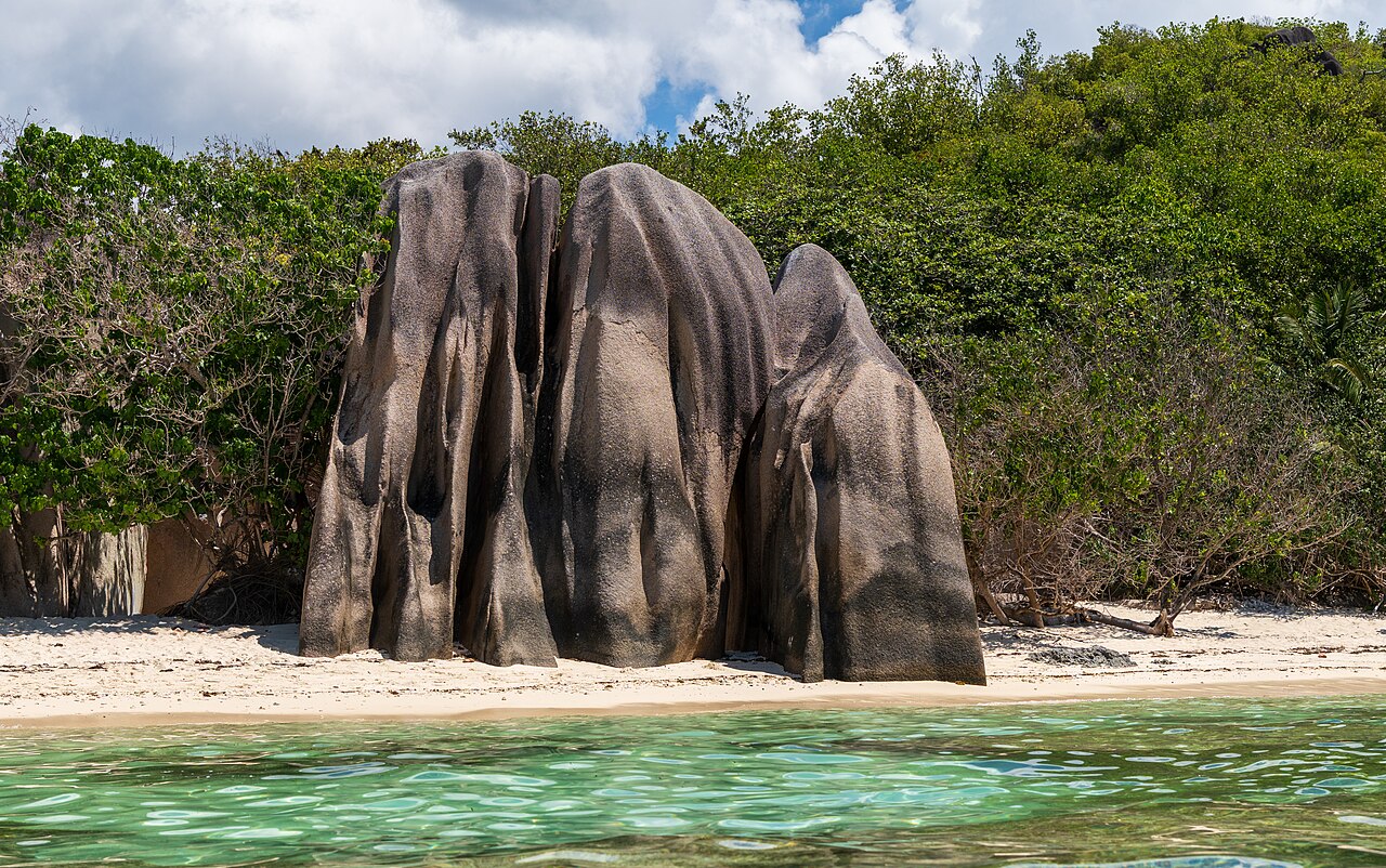 Žulové balvany na pláži Anse Source d'Argent na ostrově La Digue na Seychelách