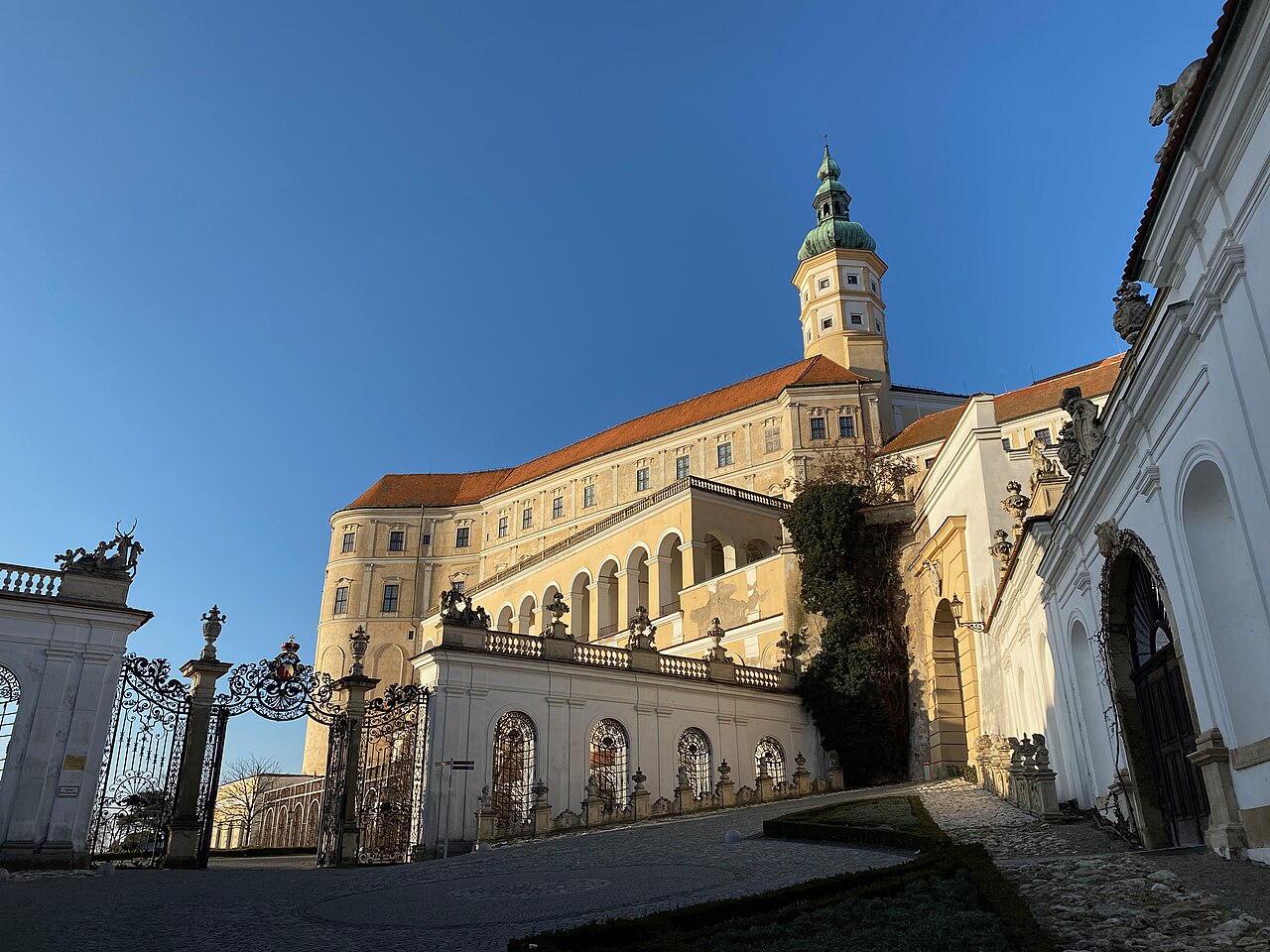 Kovaná brána a arkádová galerie velké terasy zámku Mikulov
