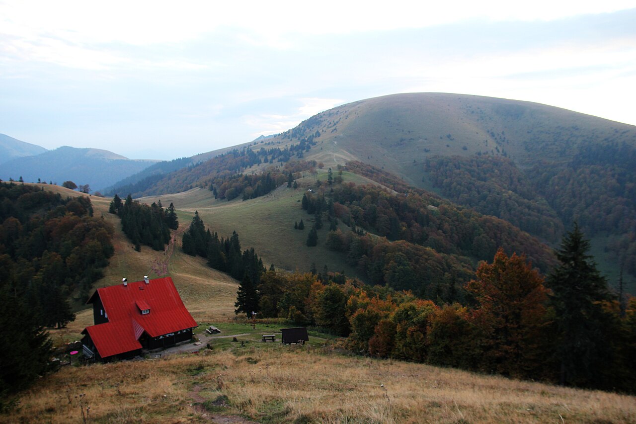 Chata pod Borišovom a vrch Ploská vo Veľkej Fatre