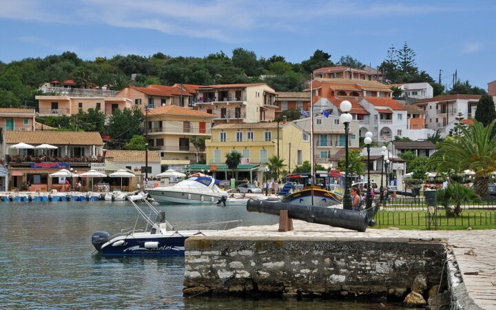 Avlaki beach Corfu: klidná pláž u Kassiopi a divočina za ní