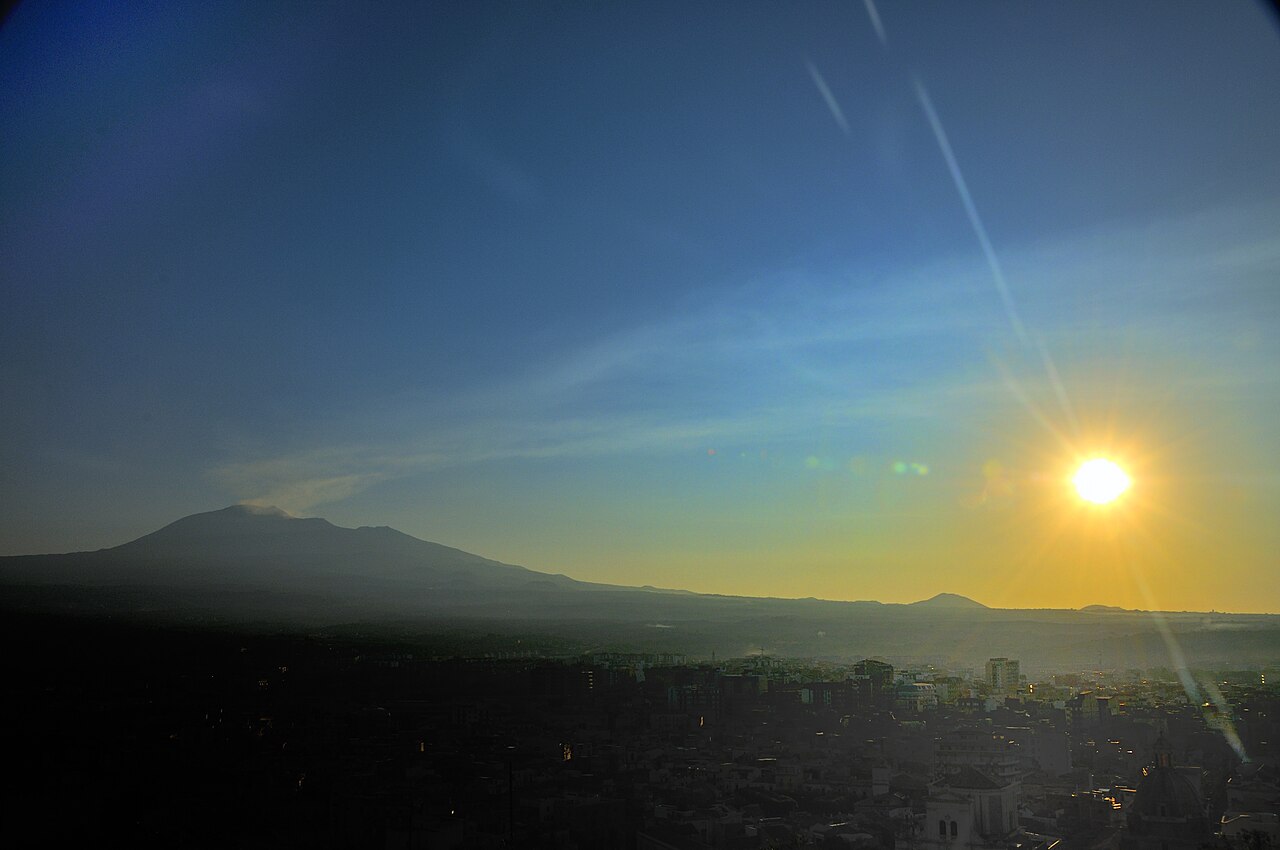 Az Etna hajnalban Catania fölött