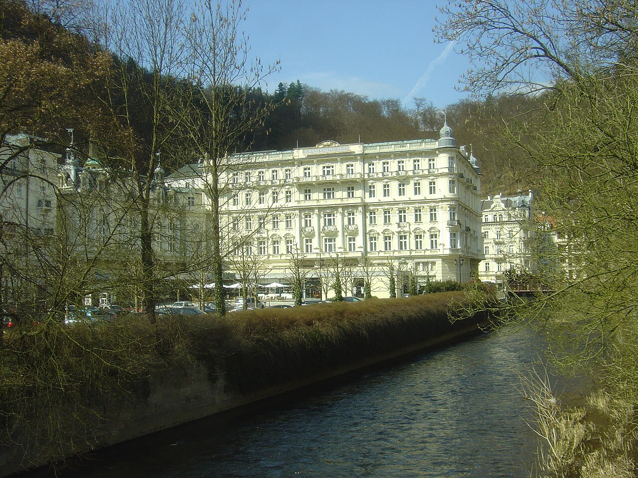 Historická budova Grandhotelu Pupp v Karlových Varech nad říčkou Teplou