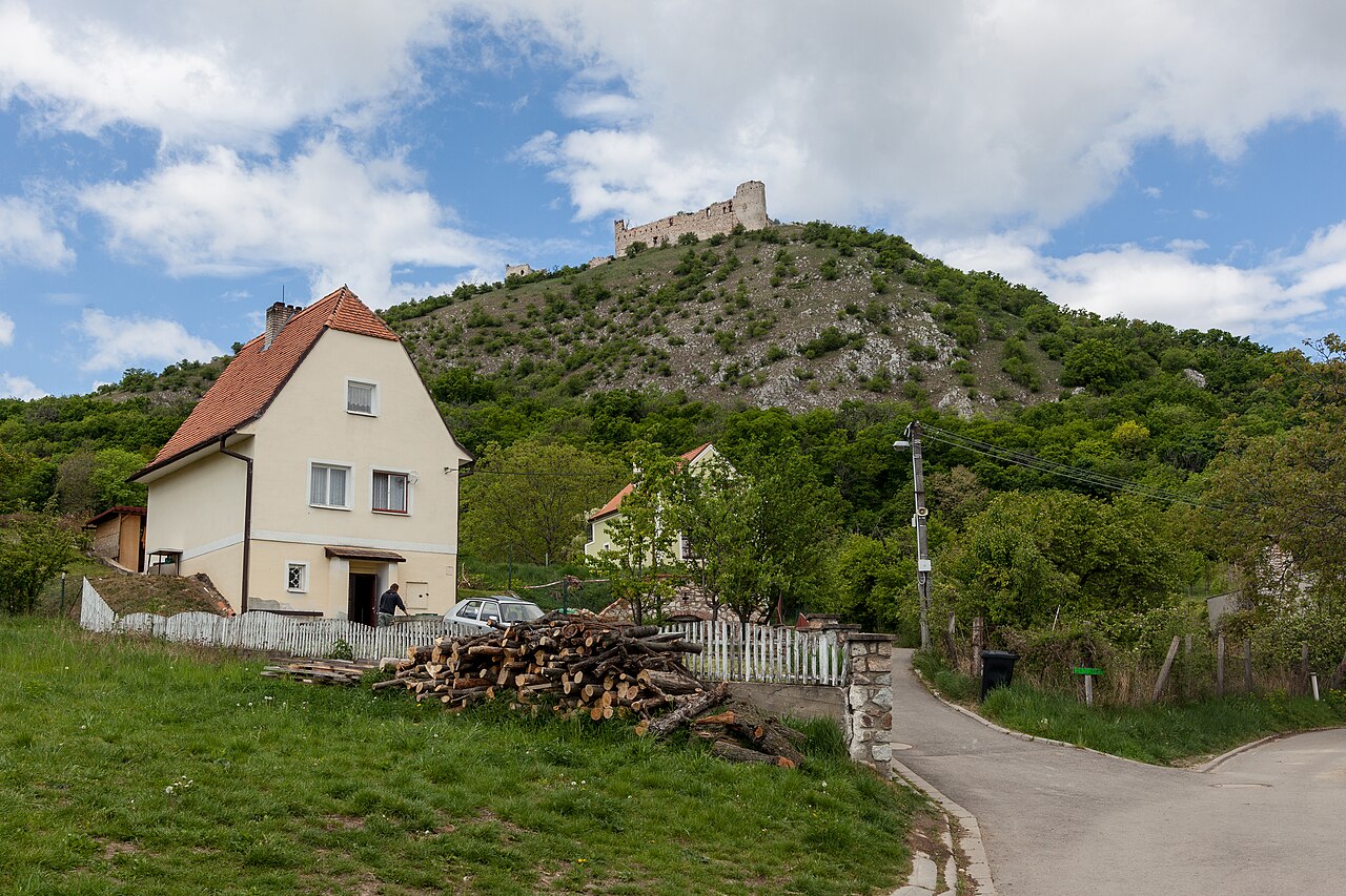 Vinařský dům v Pavlově pod Pálavou, nad ním zřícenina hradu Děvičky