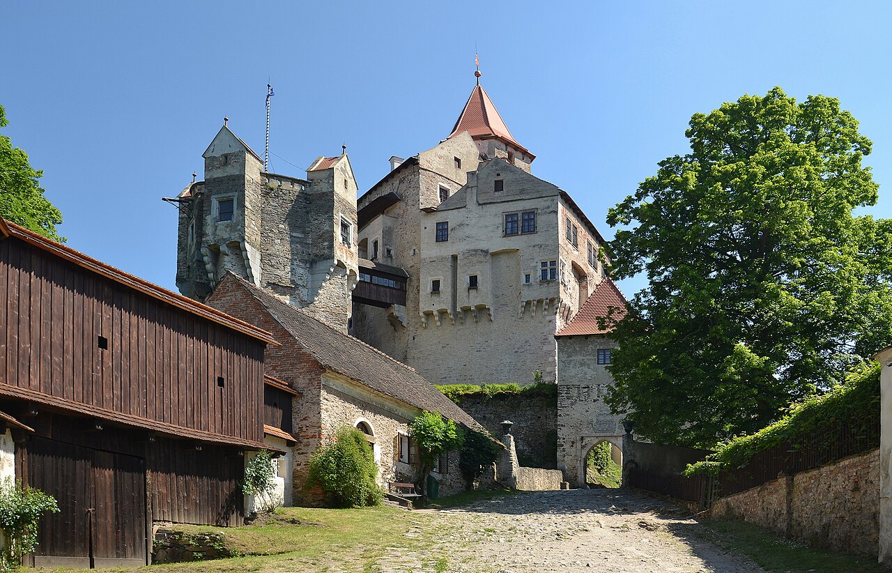 Gotický hrad Pernštejn nad Nedvědicí, pohled od přístupové cesty k bráně