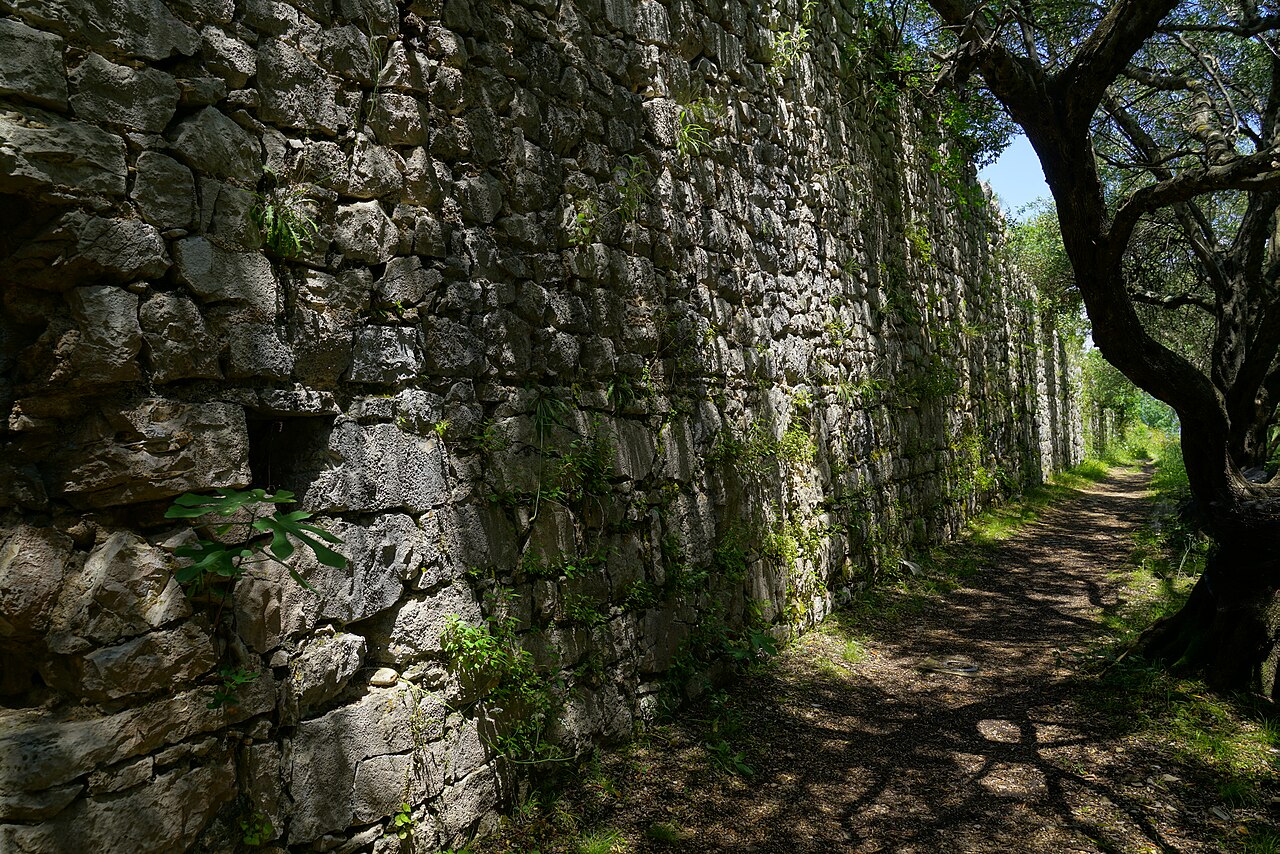 Zarostlá kamenná hradba byzantského hradu nad vesnicí Kassiopi na Korfu