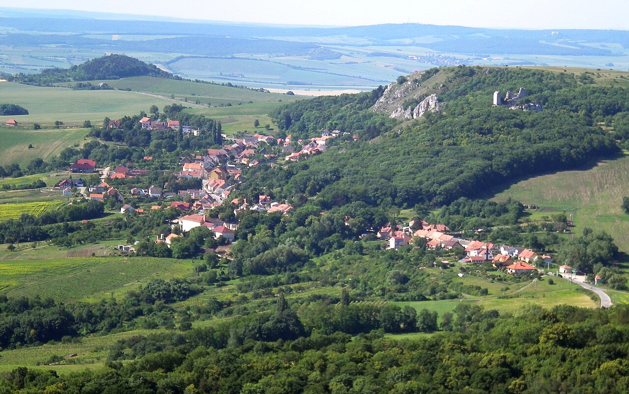 Klentnice pod Pálavou se zříceninou Sirotčí hrádek na skále, pohled z Děvína