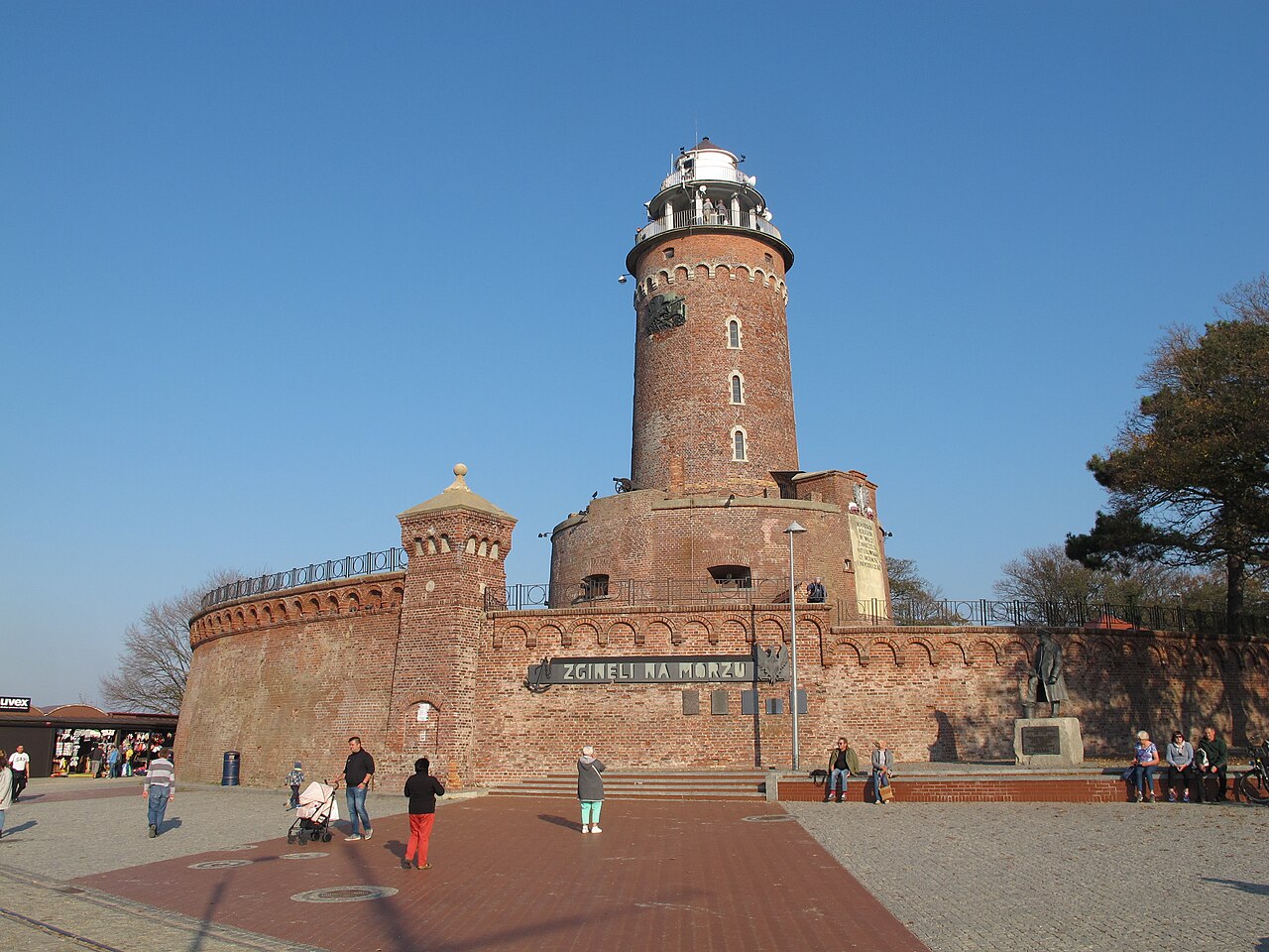 Ceglana latarnia morska w Kołobrzegu na bastionie dawnej twierdzy